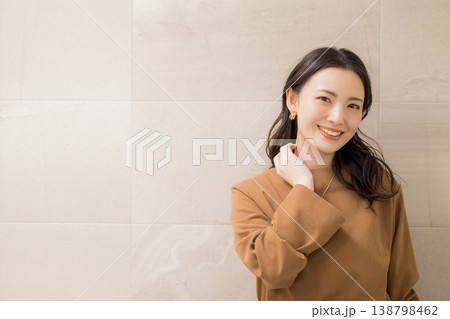 洗面所で肌の調子を確認する若い女性 洗面所で肌の調子を確認する若い女性 138798462