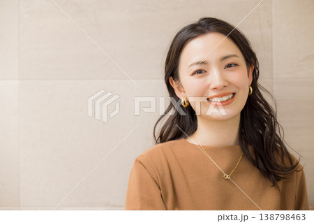 洗面所で肌の調子を確認する若い女性 138798463