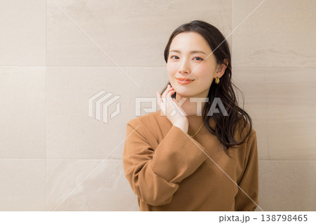 洗面所で肌の調子を確認する若い女性 洗面所で肌の調子を確認する若い女性 138798465