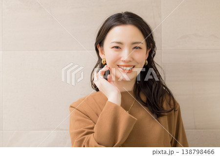 洗面所で肌の調子を確認する若い女性 138798466