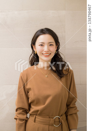 洗面所で肌の調子を確認する若い女性 洗面所で肌の調子を確認する若い女性 138798467