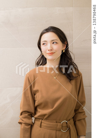 洗面所で肌の調子を確認する若い女性 138798468