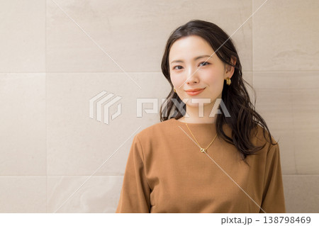 洗面所で肌の調子を確認する若い女性 洗面所で肌の調子を確認する若い女性 138798469
