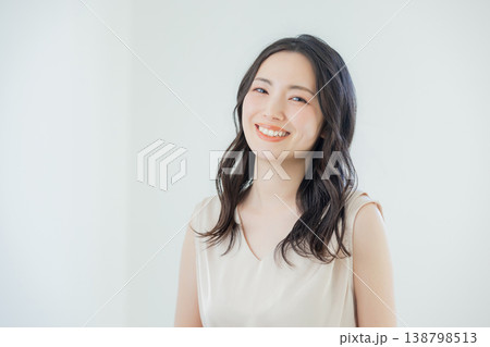 ロングヘアの若い女性 138798513
