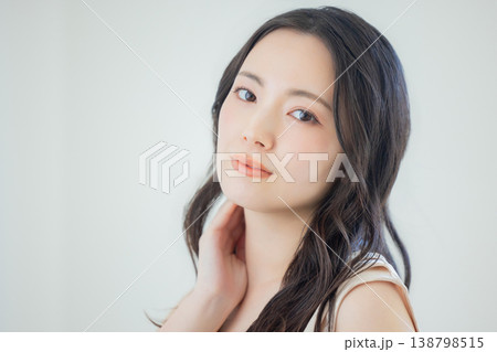 ロングヘアの若い女性 138798515