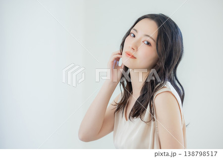 ロングヘアの若い女性 ロングヘアの若い女性 138798517