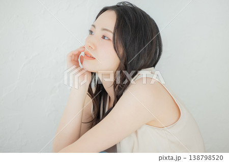 ロングヘアの若い女性 138798520