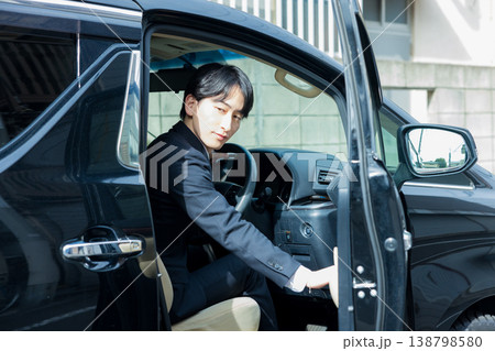 車を運転するビジネスマン 車を運転するビジネスマン 138798580