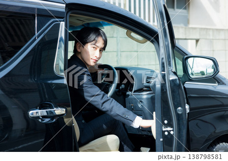 車を運転するビジネスマン 車を運転するビジネスマン 138798581