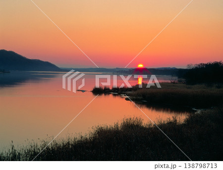 塘路湖の日の出（北海道・標茶町） 138798713