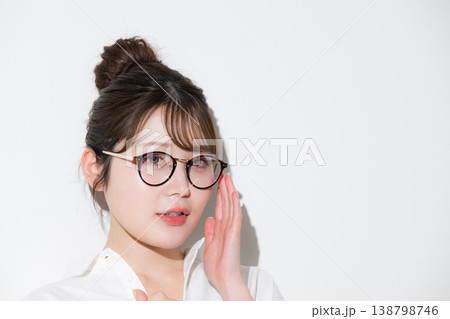 白背景で眼鏡（サングラス）が似合うお団子ヘアでかわいい美人な美容やビューティーイメージ 138798746