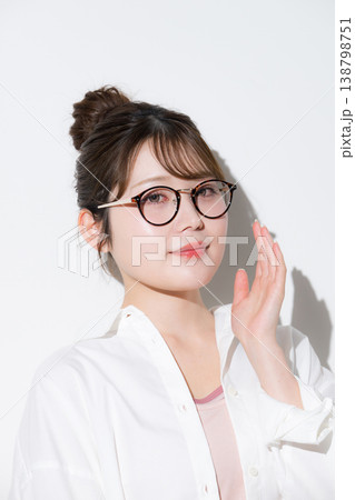 白背景で眼鏡(サングラス)が似合うお団子ヘアでかわいい美人な美容やビューティーイメージ 白背景で眼鏡(サングラス)が似合うお団子ヘアでかわいい美人な美容やビューティーイメージ 138798751