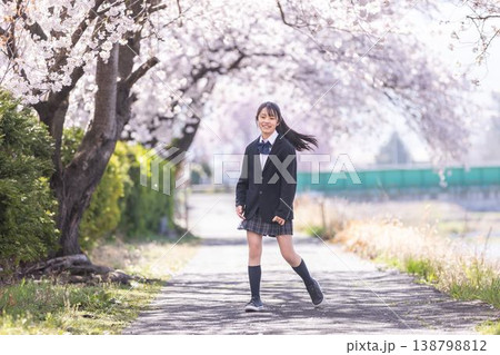 桜の中を歩く制服の女子高生 138798812