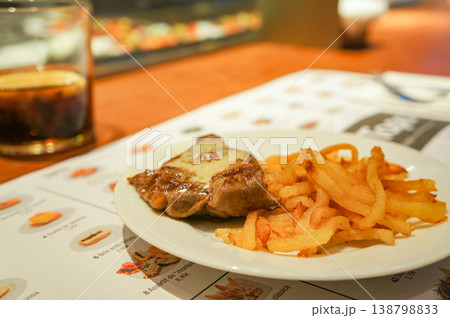 バルセロナのおしゃれなレストランでミニステーキとフライドポテトを味わう贅沢ランチ 138798833