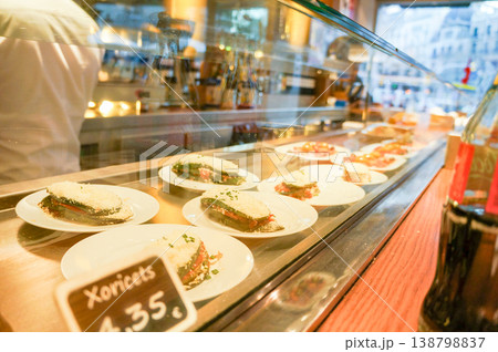 バルセロナのタパスレストランでガラス越しに眺める色とりどりの美味しそうな料理たち 138798837