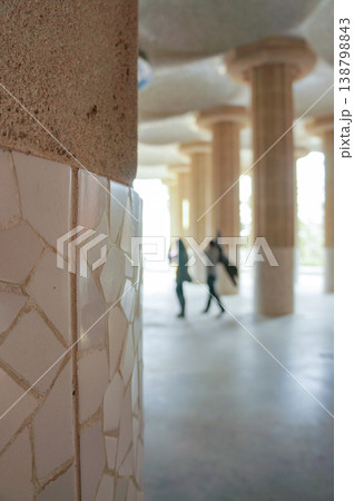 グエル公園の柱が並ぶ空間で歩くカップルとその先に広がる美しい風景 138798843