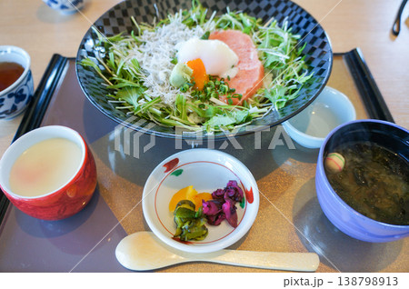 江の島名物・生しらす丼セット(ネギトロ、半熟卵、茶碗蒸し付き) 江の島名物・生しらす丼セット(ネギトロ、半熟卵、茶碗蒸し付き) 138798913