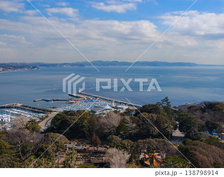 旅のひととき、江の島から眺める港のある湘南の風景 旅のひととき、江の島から眺める港のある湘南の風景 138798914