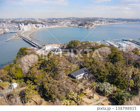 旅のひととき、江の島から眺める港のある湘南の風景 138798915