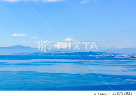 江の島展望台から眺める、雪を冠した富士山と広がる海の絶景 江の島展望台から眺める、雪を冠した富士山と広がる海の絶景 138798922