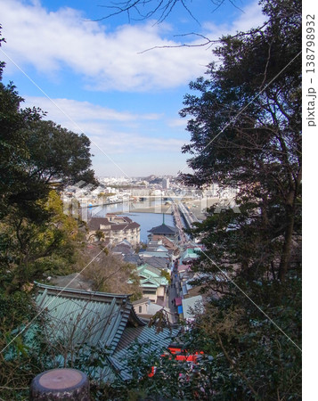 木々の間から望む、晴天の江の島大橋 木々の間から望む、晴天の江の島大橋 138798932