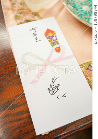 「御年玉」と書かれたお祝い袋、じいじの顔イラスト付き 「御年玉」と書かれたお祝い袋、じいじの顔イラスト付き 138798944