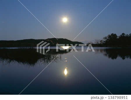 月明かりの塘路湖(北海道・標茶町) 月明かりの塘路湖(北海道・標茶町) 138798951