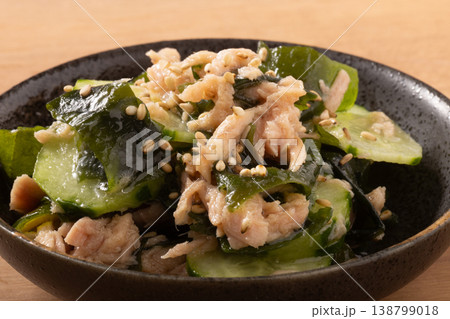 ツナ　きゅうり　ワカメ　和え物　 138799018