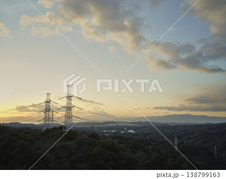 送電線鉄塔と丘陵の風景 送電線鉄塔と丘陵の風景 138799163
