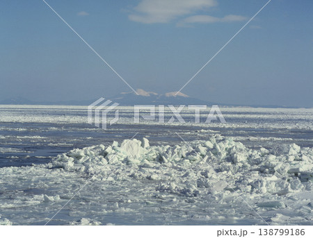 流氷と国後島（北海道・知床） 138799186