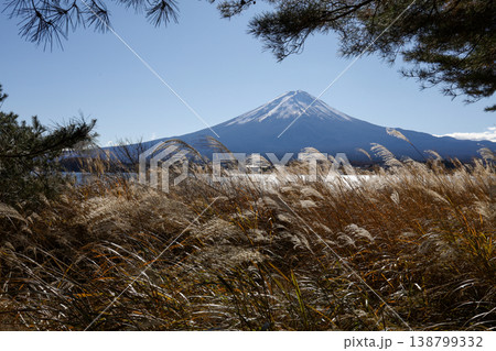 View of landscape fuji mountain in winter at Lake Kawaguchi 138799332