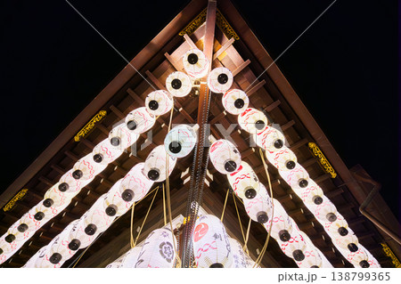 kyoto, Japan - Sep 23 2024, A close-up view of facade of Yasaka Temple decorated with a lot of glowing Japanese paper lanterns with various calligraphy, at night, without people, Kyoto, Japan 138799365