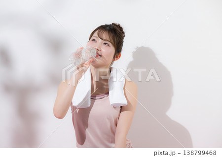 運動後に水を飲む女性の健康的で爽やかなフィットネスライフスタイル 運動後に水を飲む女性の健康的で爽やかなフィットネスライフスタイル 138799468