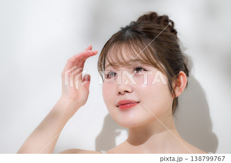 夏の太陽の日差しで眩しい、透明感のあるツヤ肌と潤いともちもちとぷるぷるの美しい赤ちゃん肌若い女性	 138799767