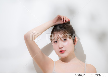 夏の太陽の日差しで眩しい、透明感のあるツヤ肌と潤いともちもちとぷるぷるの美しい赤ちゃん肌若い女性 夏の太陽の日差しで眩しい、透明感のあるツヤ肌と潤いともちもちとぷるぷるの美しい赤ちゃん肌若い女性 138799769