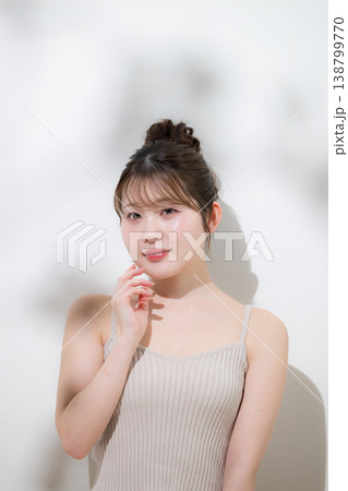夏の太陽の日差しで眩しい、透明感のあるツヤ肌と潤い 水面の影や肌のゆらぎなどのイメージ カメラ目線 夏の太陽の日差しで眩しい、透明感のあるツヤ肌と潤い 水面の影や肌のゆらぎなどのイメージ カメラ目線 138799770