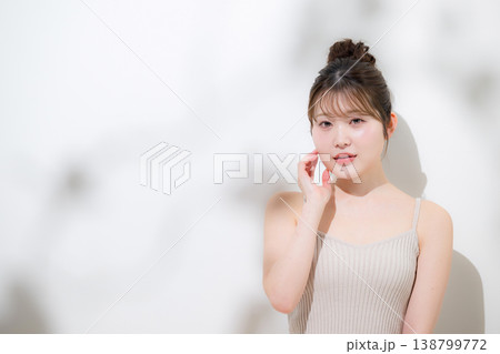 夏の太陽の日差しで眩しい、透明感のあるツヤ肌と潤い　水面の影や肌のゆらぎなどのイメージ　カメラ目線 138799772