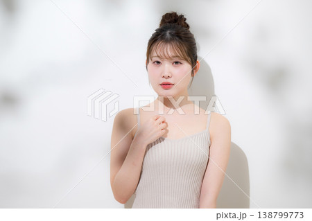 夏の太陽の日差しで眩しい、透明感のあるツヤ肌と潤い 水面の影や肌のゆらぎなどのイメージ カメラ目線 夏の太陽の日差しで眩しい、透明感のあるツヤ肌と潤い 水面の影や肌のゆらぎなどのイメージ カメラ目線 138799773