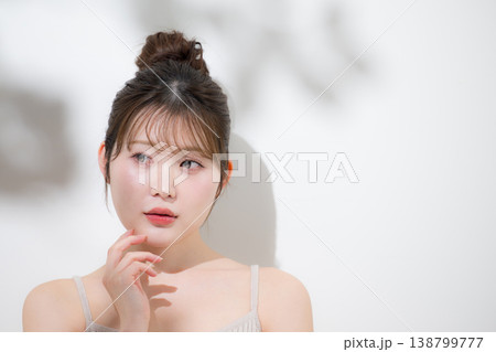 夏の太陽の日差しで眩しい、透明感のあるツヤ肌と潤い 水面の影や肌のゆらぎなどのイメージ 夏の太陽の日差しで眩しい、透明感のあるツヤ肌と潤い 水面の影や肌のゆらぎなどのイメージ 138799777