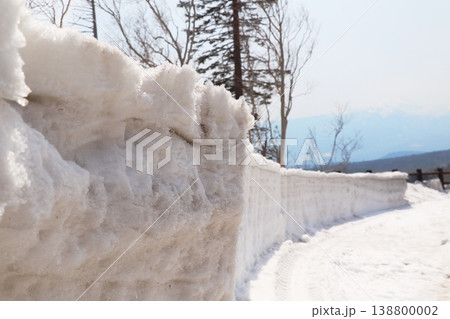 雪に覆われた道と雪壁(冬の北海道の風景) 雪に覆われた道と雪壁(冬の北海道の風景) 138800002
