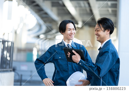 会話する技術者 138800223