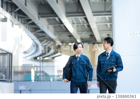 会話する技術者 138800361