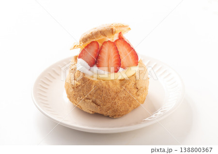 苺とクリームのシュークリーム 苺とクリームのシュークリーム 138800367