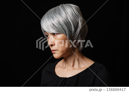 俯く白髪のシニア女性 俯く白髪のシニア女性 138800417