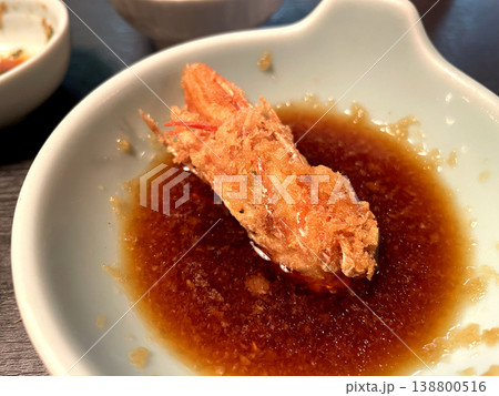 天つゆに浸かる有頭エビの天ぷら 138800516