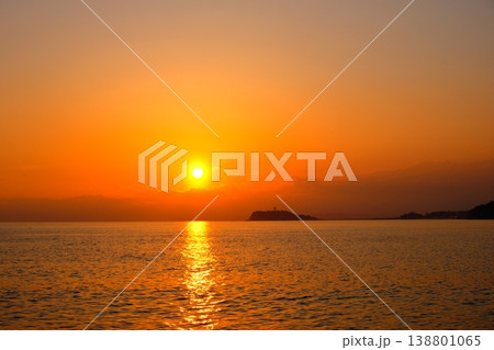夕陽と江の島 138801065