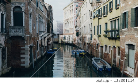 イタリア・ベネチアの運河沿いの建物と水面の反射 / Buildings along Canal in イタリア・ベネチアの運河沿いの建物と水面の反射 / Buildings along Canal in 138801114