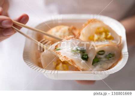 Thai coconut pancakes (Kanom Krok) with corn and spring onion toppings 138801669