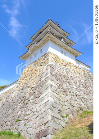 晴天下の明石城の石垣と櫓 138801966