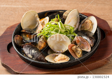 あさり酒蒸し 出汁の旨味が広がる和食の定番海鮮料理 あさり酒蒸し 出汁の旨味が広がる和食の定番海鮮料理 138802324